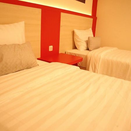 D'Carol Hotel สุราบายา ภายนอก รูปภาพ
